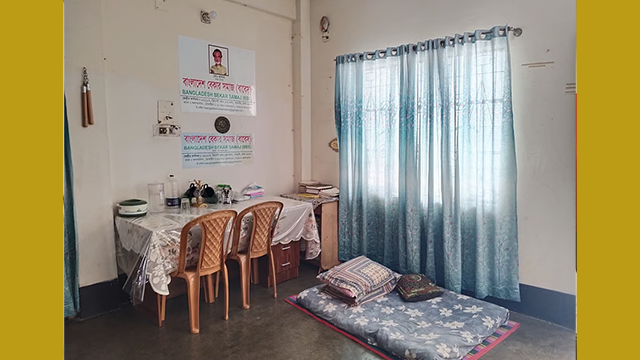 ছেলের বাসার ড্রয়িংরুম কেন্দ্রীয় কার্যালয় হিসেবে ব্যবহার করছেন বাংলাদেশ বেকার সমাজের (বাবেস) প্রতিষ্ঠাতা সভাপতি মো. হাসান