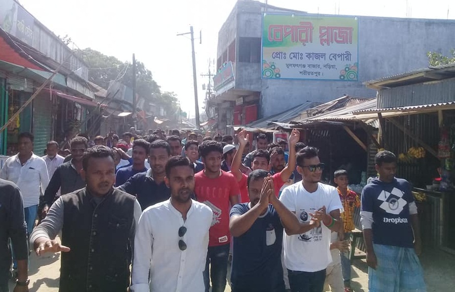ছাত্রলীগ নেতা বিপ্লবের নেতৃত্বে আনন্দ মিছিল 