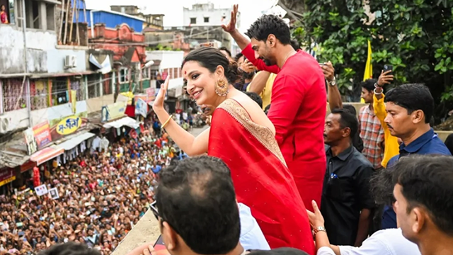 দর্শককে অভিবাদন জানাচ্ছেন দেব ও শুভশ্রী