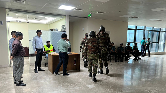এনবিআর চেয়ারম্যান রোববার কার্যালয়ে আসার পর সেনাবাহিনীর একটি দলও সেখানে যায়। 
