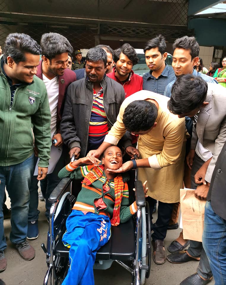 শারীরিক প্রতিবন্ধী মো.আল-আমিনের পাশে মানবতার ফেরিওয়ালা গোলাম রাব্বানী!
